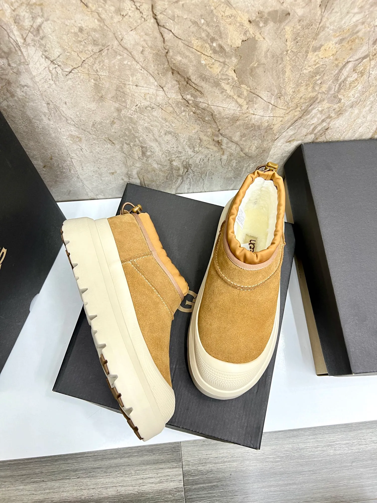 Men's men's shoes💰: 540💰couples style👫 UGG Tasman Weather Hybrid one-second snow boots👢 Wang Yibo's same 👏 classic Tasman shoe is designed with environmentally friendly waterproof and snowproof material, which is both fashionable and functional. At the same time, it is paired with the new UGG Keen furry color-blocked jacket. Bright orange and maroon collide to create a new light outdoor style and open up a new travel experience in early autumn! Using the best materials, the 17mm fur-integrated surface is warmer and more breathable, and the outsole is upgraded to a lightweight and wear-resistant light wing technology outsole! Size: Women’s size 35-40 / Men’s size 38–44 (45 customized) Official website color